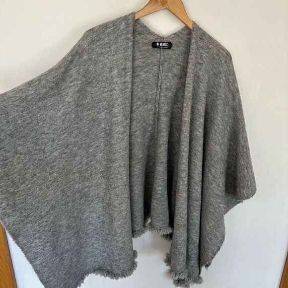 Beryll Cashmere Serape | Light Gray Oversized Blanket Scarf With Stretch - Picture 8 of 12